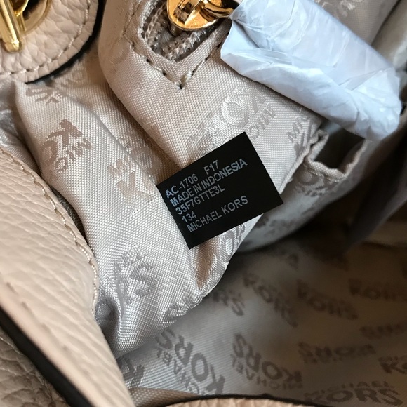 Authentic Michael kors oyster leather handbag - Picture 7 of 8